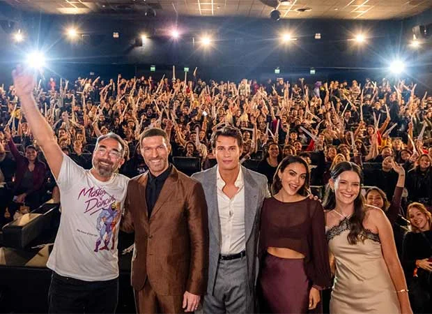Galitzine, Mendes and Knight sing the original He-Man theme with fans in Brazil